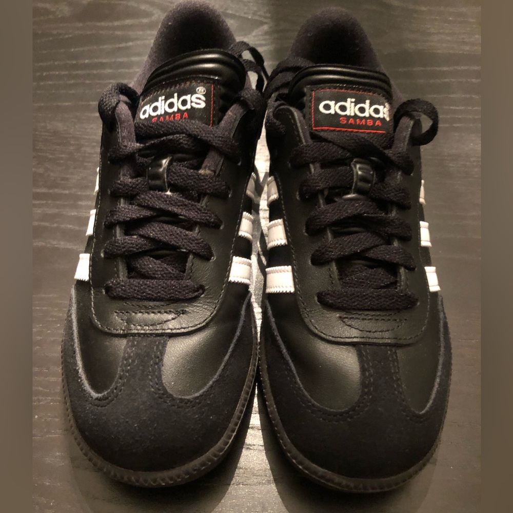 NWT BOYS Adidas Sambas size 4.5.